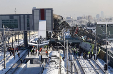 Un tren de línea y una locomotora colisionaro en Ankara, con al menos siete muertos y 46 heridos.