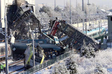 Un tren de línea y una locomotora colisionaro en Ankara, con al menos siete muertos y 46 heridos.