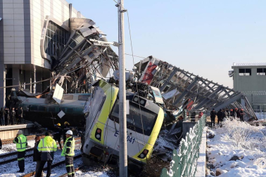 Un tren de línea y una locomotora colisionaro en Ankara, con al menos siete muertos y 46 heridos.