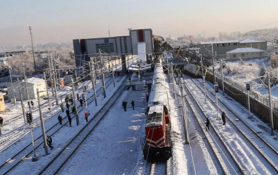 Un tren de línea y una locomotora colisionaro en Ankara, con al menos siete muertos y 46 heridos.