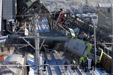 Un tren de línea y una locomotora colisionaro en Ankara, con al menos siete muertos y 46 heridos.