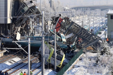 Un tren de línea y una locomotora colisionaro en Ankara, con al menos siete muertos y 46 heridos.