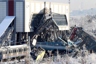 Un tren de línea y una locomotora colisionaro en Ankara, con al menos siete muertos y 46 heridos.
