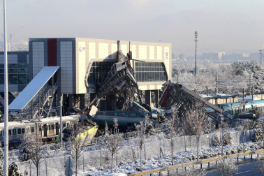 Un tren de línea y una locomotora colisionaro en Ankara, con al menos siete muertos y 46 heridos.