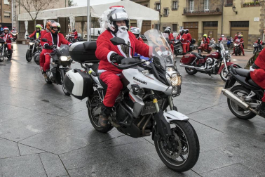 Motorutas.com organizó el primer raid de motocicletas de pilotos disfrazados de Papa Noel solidario con el Banco de Alimentos de Navarra
