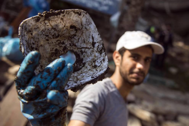 Cientos de voluntarios sacaron más de 1000 bolsas con restos de plástico en una hornada de limpieza el río a su paso por la capital egipcia.
