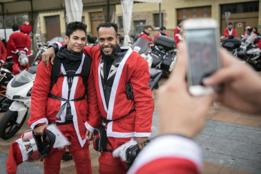 Motorutas.com organizó el primer raid de motocicletas de pilotos disfrazados de Papa Noel solidario con el Banco de Alimentos de Navarra