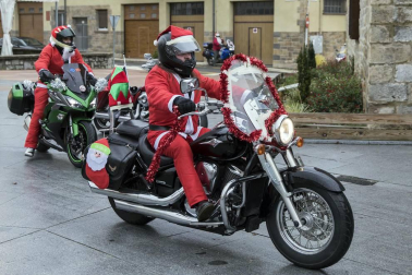 Motorutas.com organizó el primer raid de motocicletas de pilotos disfrazados de Papa Noel solidario con el Banco de Alimentos de Navarra
