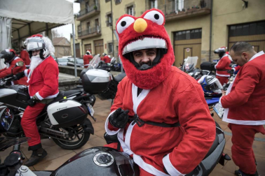 Motorutas.com organizó el primer raid de motocicletas de pilotos disfrazados de Papa Noel solidario con el Banco de Alimentos de Navarra