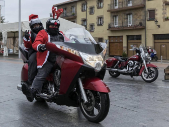 Motorutas.com organizó el primer raid de motocicletas de pilotos disfrazados de Papa Noel solidario con el Banco de Alimentos de Navarra