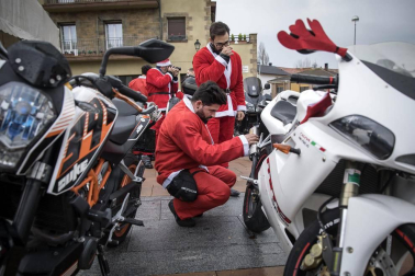 Motorutas.com organizó el primer raid de motocicletas de pilotos disfrazados de Papa Noel solidario con el Banco de Alimentos de Navarra