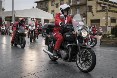 Motorutas.com organizó el primer raid de motocicletas de pilotos disfrazados de Papa Noel solidario con el Banco de Alimentos de Navarra