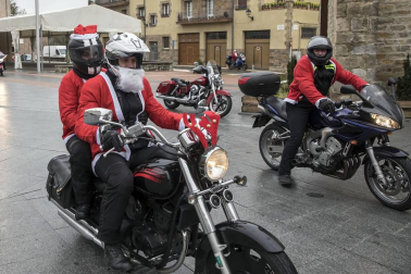 Motorutas.com organizó el primer raid de motocicletas de pilotos disfrazados de Papa Noel solidario con el Banco de Alimentos de Navarra