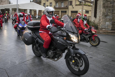 Motorutas.com organizó el primer raid de motocicletas de pilotos disfrazados de Papa Noel solidario con el Banco de Alimentos de Navarra