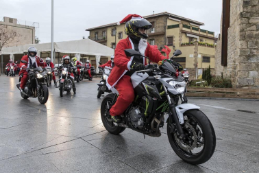 Motorutas.com organizó el primer raid de motocicletas de pilotos disfrazados de Papa Noel solidario con el Banco de Alimentos de Navarra