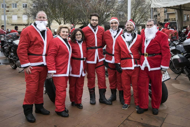 Motorutas.com organizó el primer raid de motocicletas de pilotos disfrazados de Papa Noel solidario con el Banco de Alimentos de Navarra