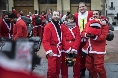 Motorutas.com organizó el primer raid de motocicletas de pilotos disfrazados de Papa Noel solidario con el Banco de Alimentos de Navarra