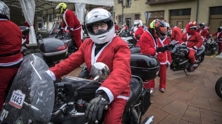 Motorutas.com organizó el primer raid de motocicletas de pilotos disfrazados de Papa Noel solidario con el Banco de Alimentos de Navarra