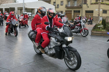 Motorutas.com organizó el primer raid de motocicletas de pilotos disfrazados de Papa Noel solidario con el Banco de Alimentos de Navarra