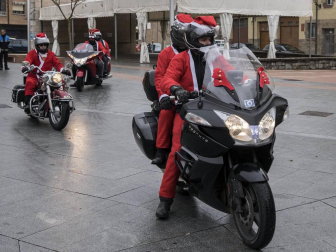 Motorutas.com organizó el primer raid de motocicletas de pilotos disfrazados de Papa Noel solidario con el Banco de Alimentos de Navarra