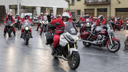 Motorutas.com organizó el primer raid de motocicletas de pilotos disfrazados de Papa Noel solidario con el Banco de Alimentos de Navarra