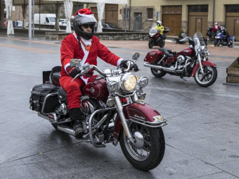Motorutas.com organizó el primer raid de motocicletas de pilotos disfrazados de Papa Noel solidario con el Banco de Alimentos de Navarra