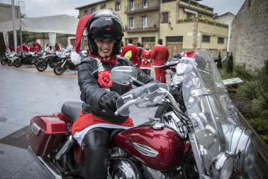 Motorutas.com organizó el primer raid de motocicletas de pilotos disfrazados de Papa Noel solidario con el Banco de Alimentos de Navarra