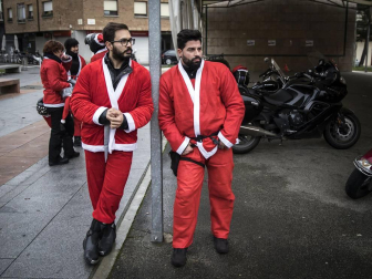 Motorutas.com organizó el primer raid de motocicletas de pilotos disfrazados de Papa Noel solidario con el Banco de Alimentos de Navarra