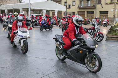 Motorutas.com organizó el primer raid de motocicletas de pilotos disfrazados de Papa Noel solidario con el Banco de Alimentos de Navarra