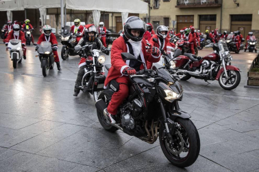 Motorutas.com organizó el primer raid de motocicletas de pilotos disfrazados de Papa Noel solidario con el Banco de Alimentos de Navarra