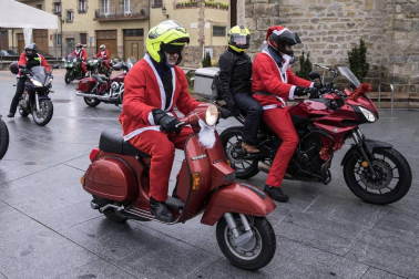 Motorutas.com organizó el primer raid de motocicletas de pilotos disfrazados de Papa Noel solidario con el Banco de Alimentos de Navarra
