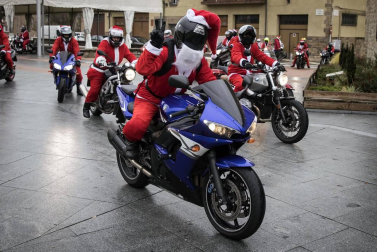 Motorutas.com organizó el primer raid de motocicletas de pilotos disfrazados de Papa Noel solidario con el Banco de Alimentos de Navarra