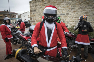 Motorutas.com organizó el primer raid de motocicletas de pilotos disfrazados de Papa Noel solidario con el Banco de Alimentos de Navarra
