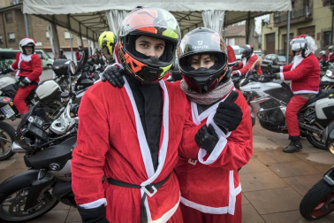 Motorutas.com organizó el primer raid de motocicletas de pilotos disfrazados de Papa Noel solidario con el Banco de Alimentos de Navarra