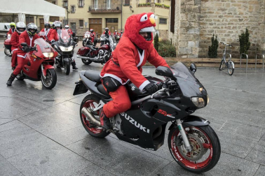 Motorutas.com organizó el primer raid de motocicletas de pilotos disfrazados de Papa Noel solidario con el Banco de Alimentos de Navarra