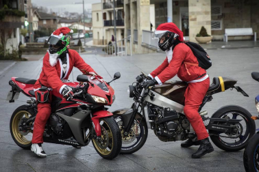 Motorutas.com organizó el primer raid de motocicletas de pilotos disfrazados de Papa Noel solidario con el Banco de Alimentos de Navarra