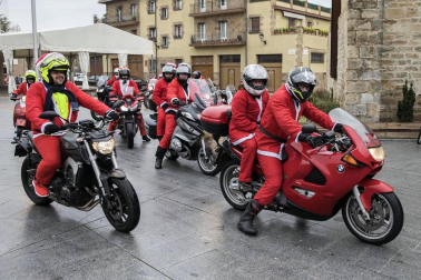 Motorutas.com organizó el primer raid de motocicletas de pilotos disfrazados de Papa Noel solidario con el Banco de Alimentos de Navarra
