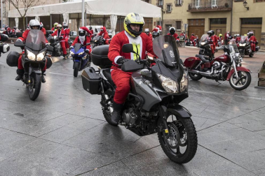 Motorutas.com organizó el primer raid de motocicletas de pilotos disfrazados de Papa Noel solidario con el Banco de Alimentos de Navarra