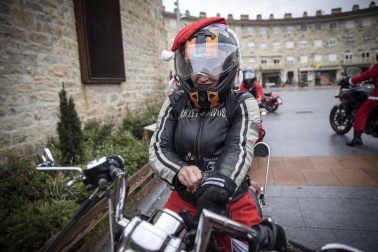 Motorutas.com organizó el primer raid de motocicletas de pilotos disfrazados de Papa Noel solidario con el Banco de Alimentos de Navarra