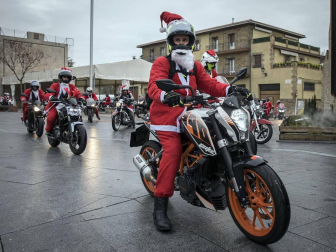 Motorutas.com organizó el primer raid de motocicletas de pilotos disfrazados de Papa Noel solidario con el Banco de Alimentos de Navarra
