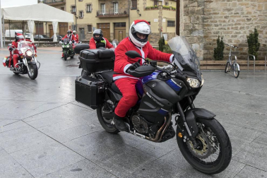 Motorutas.com organizó el primer raid de motocicletas de pilotos disfrazados de Papa Noel solidario con el Banco de Alimentos de Navarra