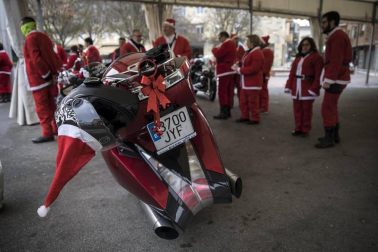 Motorutas.com organizó el primer raid de motocicletas de pilotos disfrazados de Papa Noel solidario con el Banco de Alimentos de Navarra