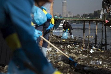 Cientos de voluntarios sacaron más de 1000 bolsas con restos de plástico en una hornada de limpieza el río a su paso por la capital egipcia.