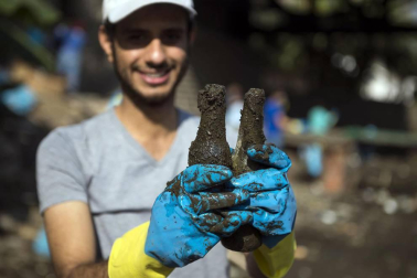 Cientos de voluntarios sacaron más de 1000 bolsas con restos de plástico en una hornada de limpieza el río a su paso por la capital egipcia.