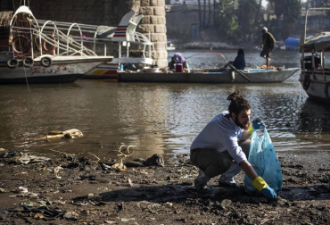 Cientos de voluntarios sacaron más de 1000 bolsas con restos de plástico en una hornada de limpieza el río a su paso por la capital egipcia.