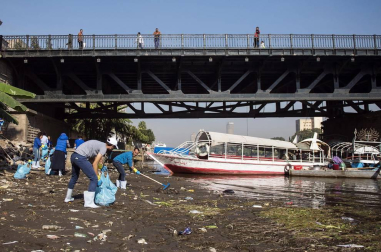 Cientos de voluntarios sacaron más de 1000 bolsas con restos de plástico en una hornada de limpieza el río a su paso por la capital egipcia.