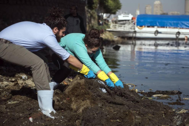 Cientos de voluntarios sacaron más de 1000 bolsas con restos de plástico en una hornada de limpieza el río a su paso por la capital egipcia.