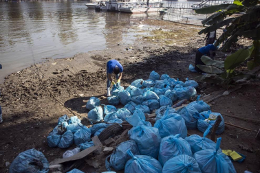 Cientos de voluntarios sacaron más de 1000 bolsas con restos de plástico en una hornada de limpieza el río a su paso por la capital egipcia.