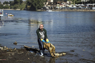 Cientos de voluntarios sacaron más de 1000 bolsas con restos de plástico en una hornada de limpieza el río a su paso por la capital egipcia.