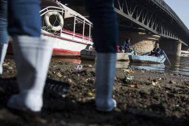 Cientos de voluntarios sacaron más de 1000 bolsas con restos de plástico en una hornada de limpieza el río a su paso por la capital egipcia.